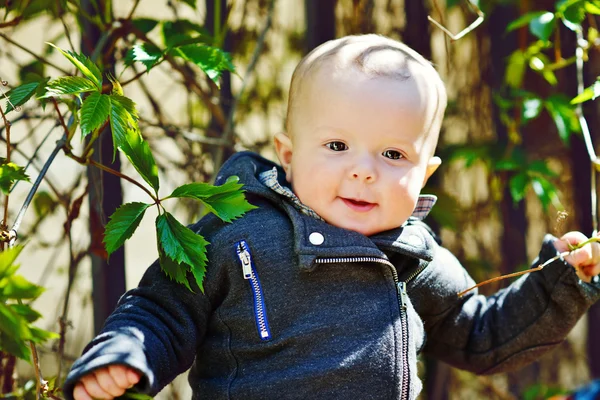 Baby Boy Buiten — Stockfoto
