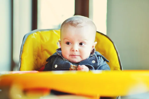 Bébé garçon dans la chaise — Photo