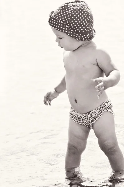 Bébé fille dans l'eau de mer — Photo