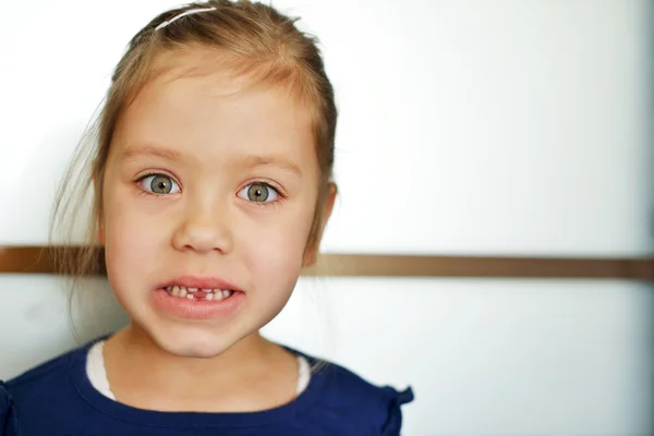Дівчина без зубів — стокове фото