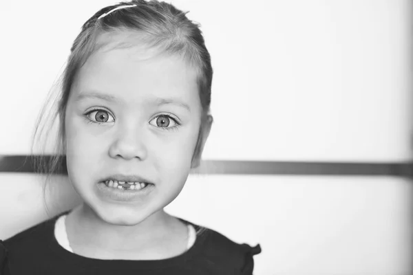Mädchen ohne Zahn — Stockfoto
