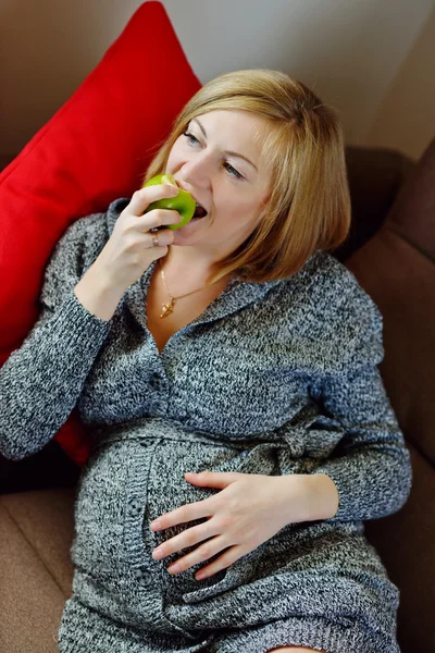 Ciężarna kobieta jedząca jabłko — Zdjęcie stockowe