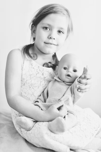 Menina com boneca — Fotografia de Stock