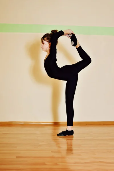 Menina fazendo exercícios de ginástica — Fotografia de Stock