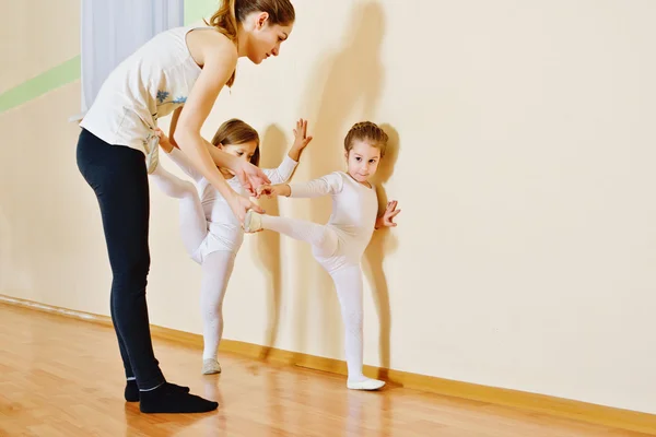 Trainer und zwei kleine Mädchen — Stockfoto