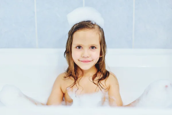 小女孩在浴 — 图库照片