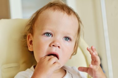 küçük bebek ağlıyor