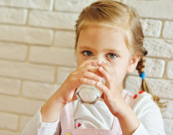 Chica con vaso de leche — Foto de Stock