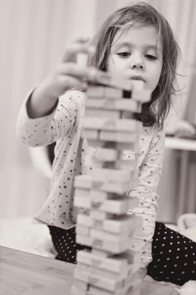 Bambina con blocchi di legno — Foto Stock