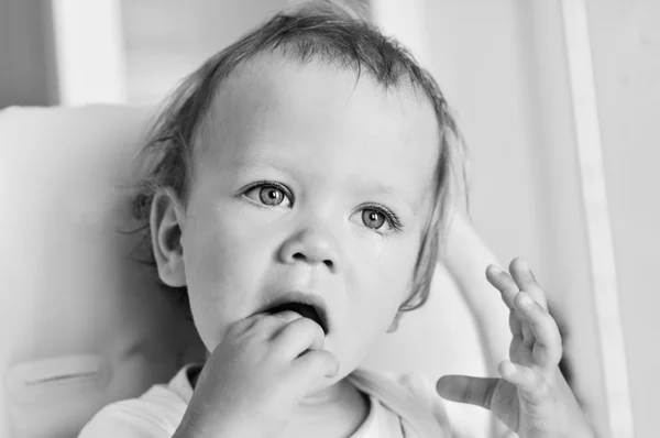 Pequeno bebê está chorando — Fotografia de Stock