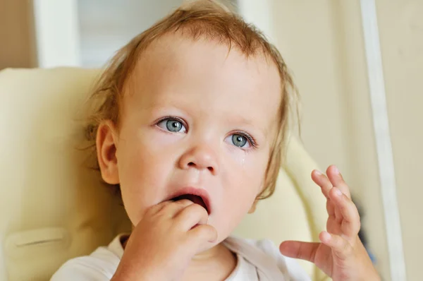 Pequeno bebê está chorando — Fotografia de Stock