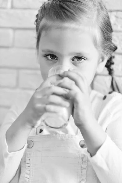 Flicka med mjölk — Stockfoto