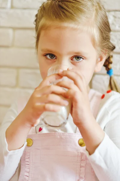 Fille avec du lait — Photo