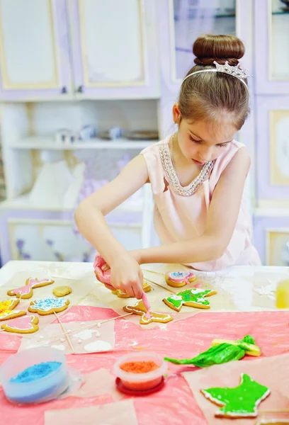 Födelsedagsbarnet dekorera cookies — Stockfoto