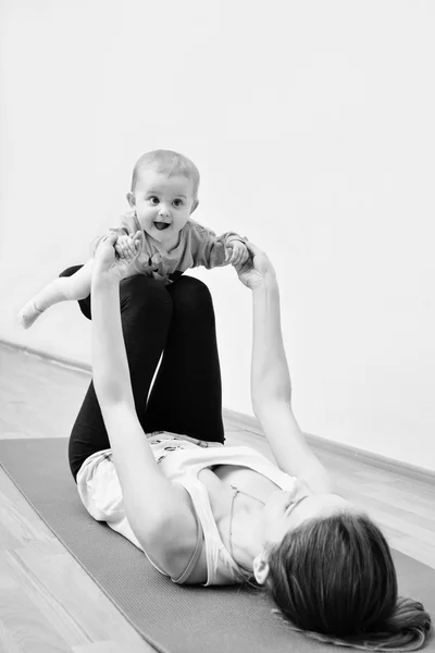 Νεαρή Μητέρα Κάνει Ασκήσεις Γιόγκα Μαζί Μωρό Της — Φωτογραφία Αρχείου