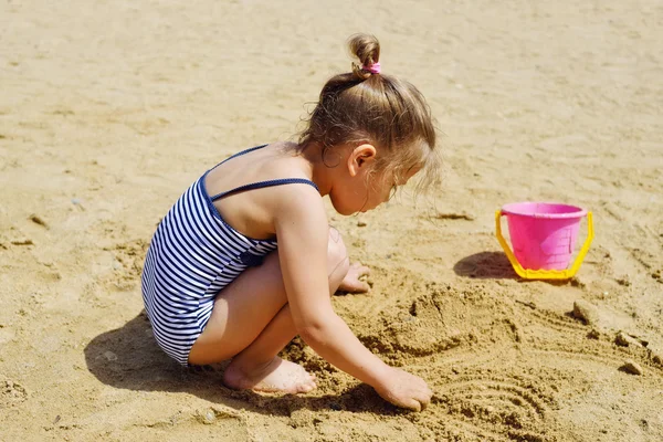 Klein meisje op het strand — Stockfoto