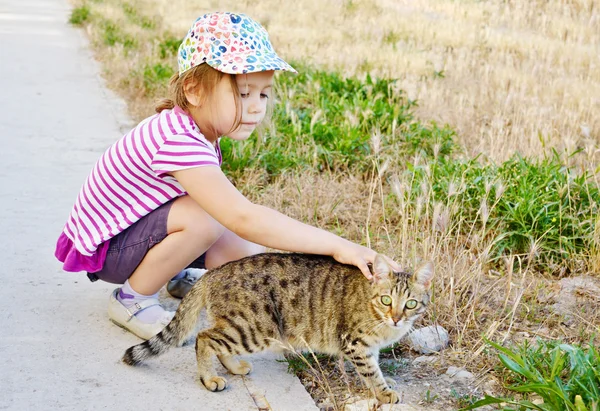 女の子と路地の猫 — ストック写真