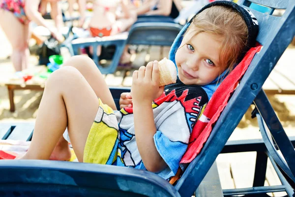 Girl on the beach — Stock Photo, Image