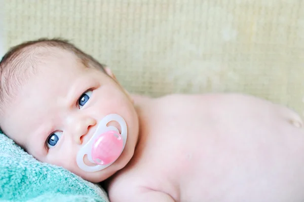 Bebê com manequim — Fotografia de Stock