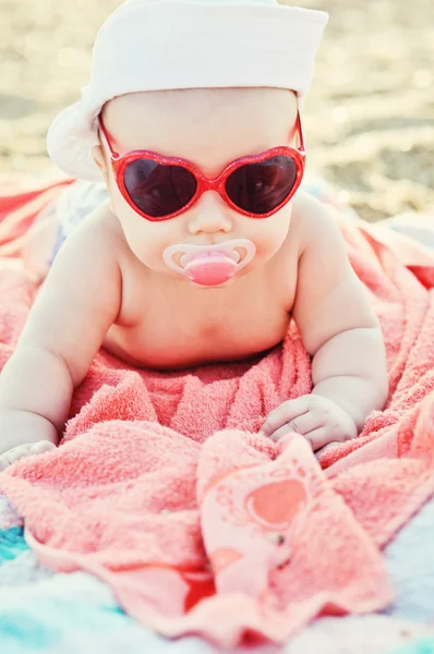 Bebé en la playa —  Fotos de Stock