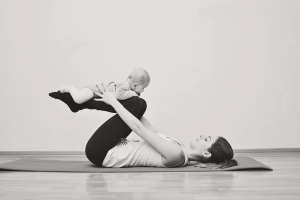 Jovem Mãe Faz Exercícios Ioga Físico Junto Com Seu Bebê — Fotografia de Stock