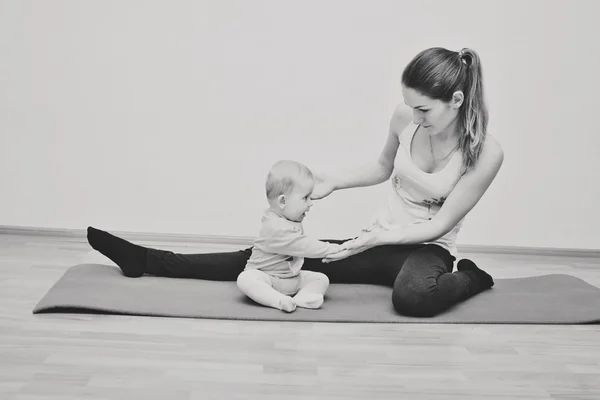Young Mother Does Physical Yoga Exercises Together Her Bab — Stock Photo, Image