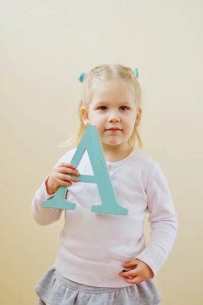 Menina criança com letra A — Fotografia de Stock