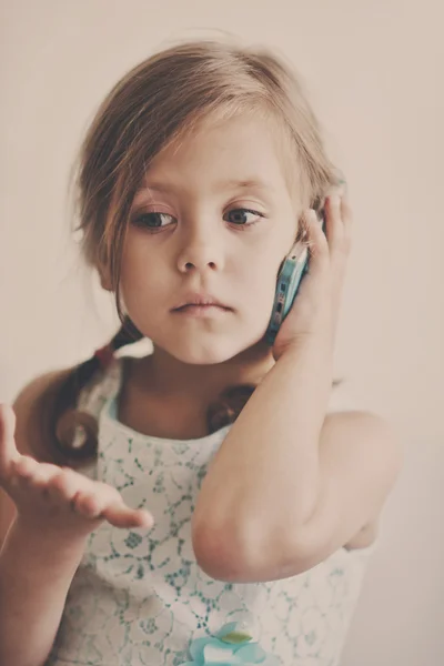 Lilla flickan talar via telefon — Stockfoto