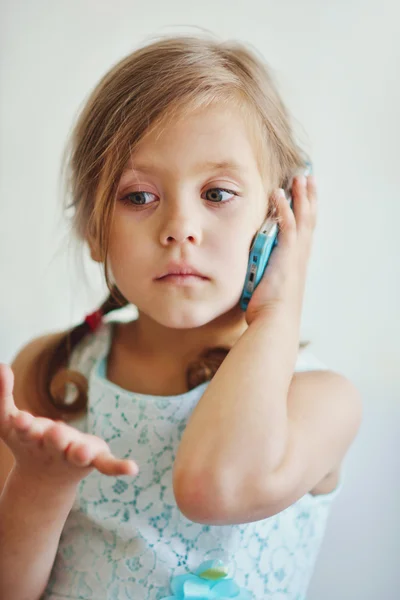 電話で話している小さな女の子 — ストック写真