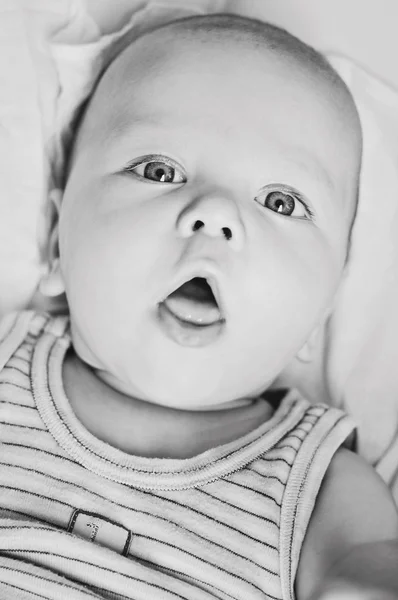 Faccia divertente del bambino — Foto Stock