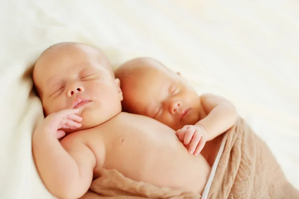 Dulce gemelos durmiendo — Foto de Stock