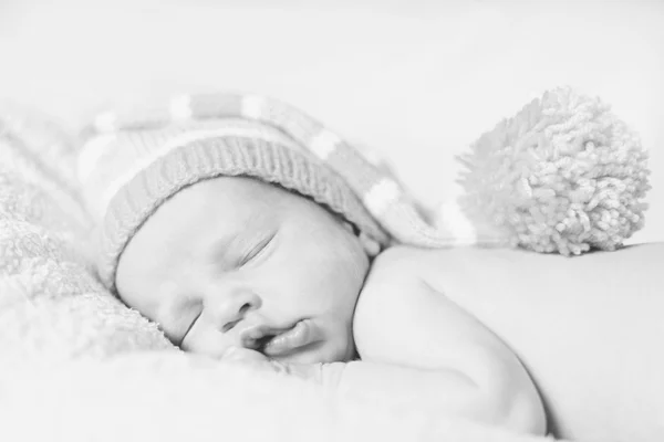 Pequeño recién nacido dormido —  Fotos de Stock