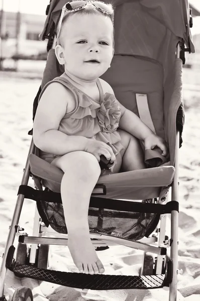 Módní děťátko v kočárku — Stock fotografie