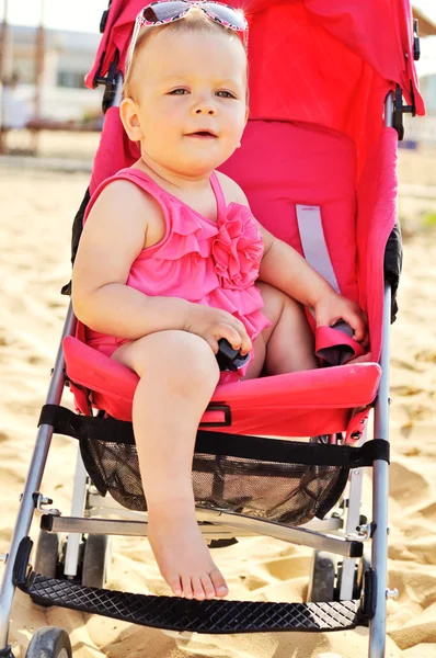 Fashion baby in kinderwagen — Stockfoto