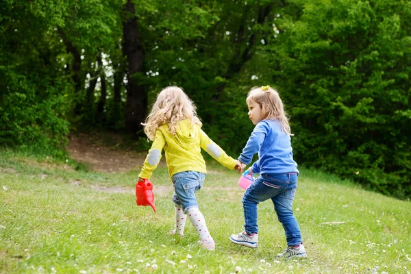 Twee Vrienden Meisjes Lopen Hand Hand — Stockfoto