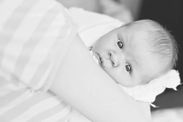 Lieve Kleine Pasgeborene Handen Van Moeder — Stockfoto