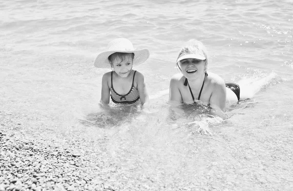 妇女和小女孩在海 — 图库照片