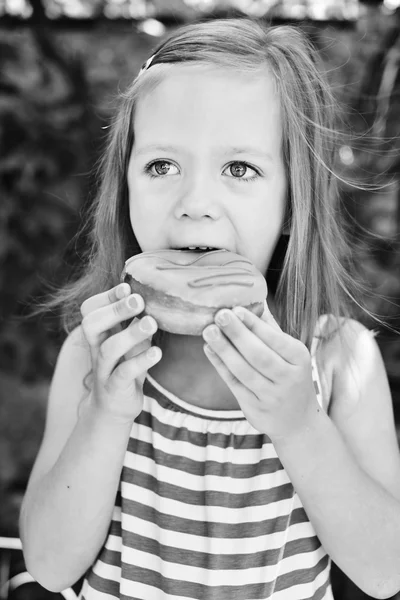 Χαριτωμένο Μικρό Κορίτσι Τρώει Γλυκό Donuts Εξωτερική — Φωτογραφία Αρχείου