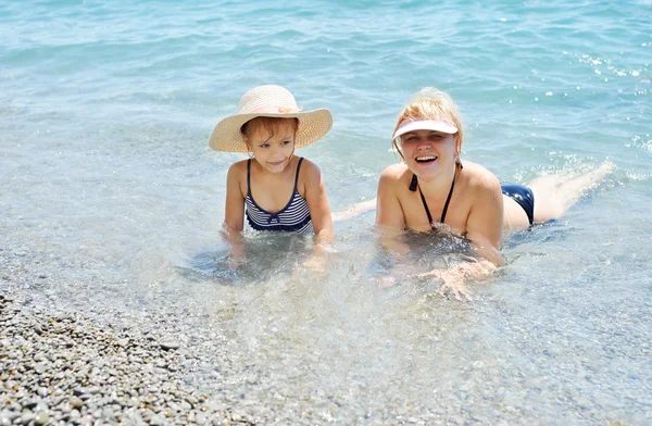 Frau Und Kleines Mädchen Meer — Stockfoto