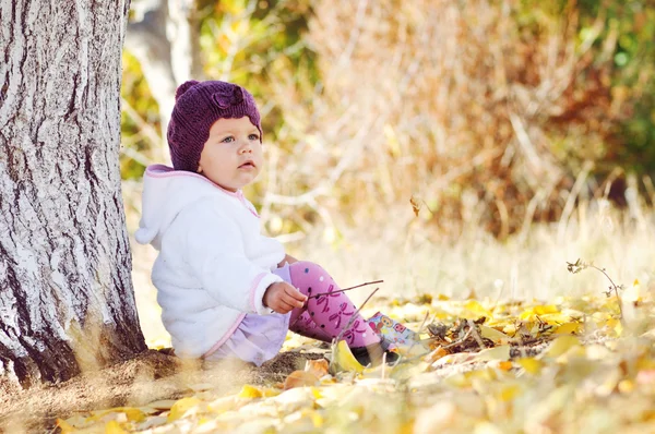 Bebé en tiempo de otoño —  Fotos de Stock