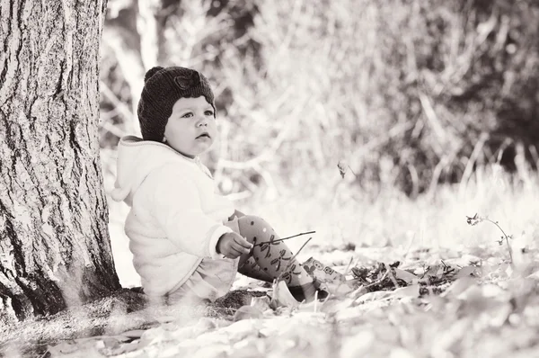 Bonito Bebê Menina Sentado Sob Árvore — Fotografia de Stock