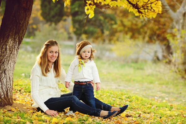 Ibu Dan Gadis Kecilnya Musim Gugur — Stok Foto