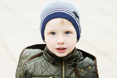 açık havada şapkasını ve ceket giyen küçük çocuk