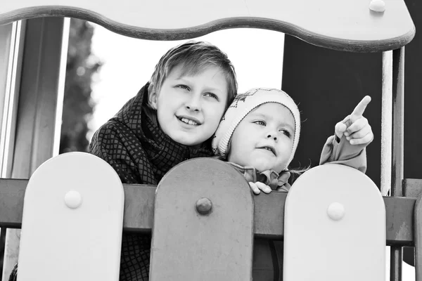 Irmão Irmã Mais Nova Parque Infantil — Fotografia de Stock