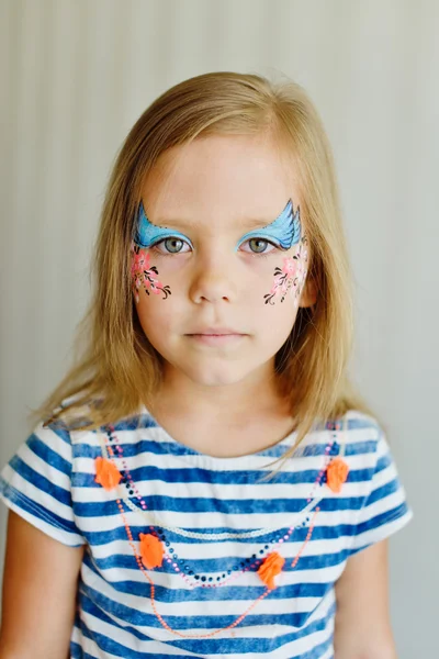 Mädchen mit Aqua-Make-up — Stockfoto