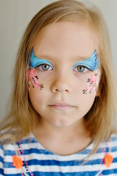 Mädchen mit Aqua-Make-up — Stockfoto