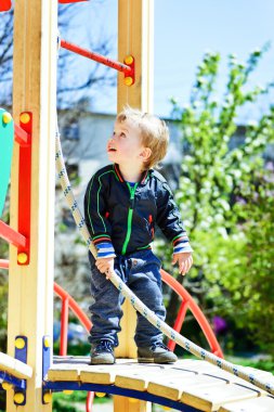 yürümeye başlayan çocuk oyun