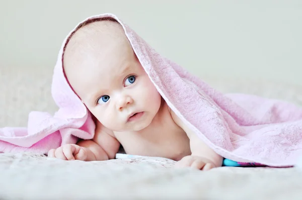 Bebê engraçado sob a toalha — Fotografia de Stock