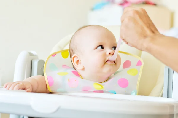 Pappa matar barnet — Stockfoto