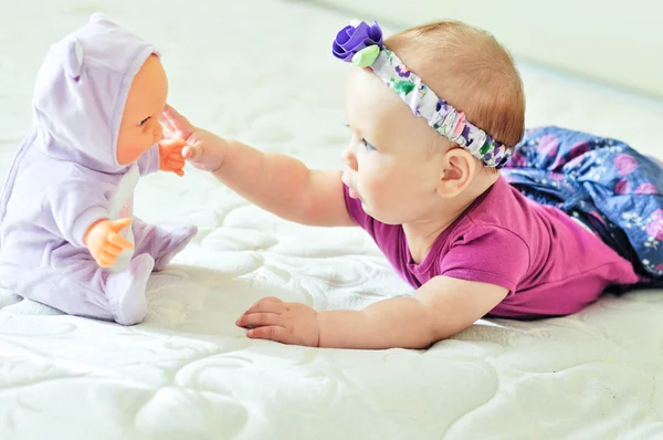 Mädchen mit Puppe — Stockfoto